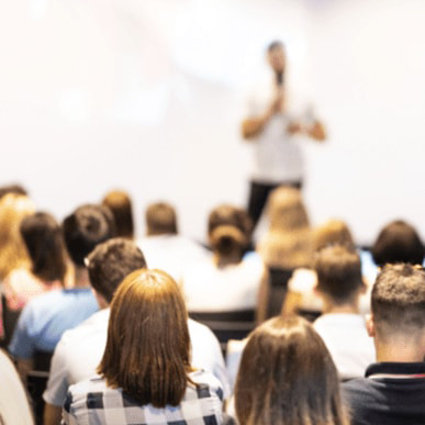 Teacher stoof in front of class